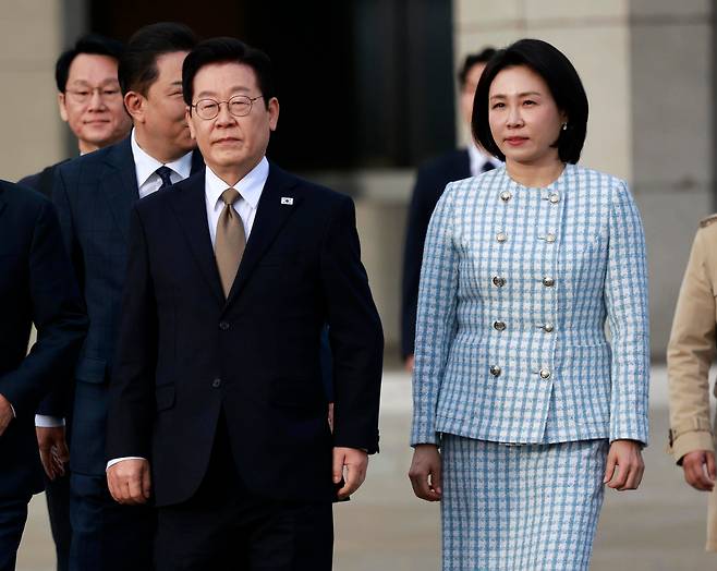 남아공 G20 정상회의 참석 차 순방길에 오르는 이재명 대통령과 김혜경 여사가 17일 경기 성남 서울공항에서 공군 1호기로 향하고 있다. /뉴시스