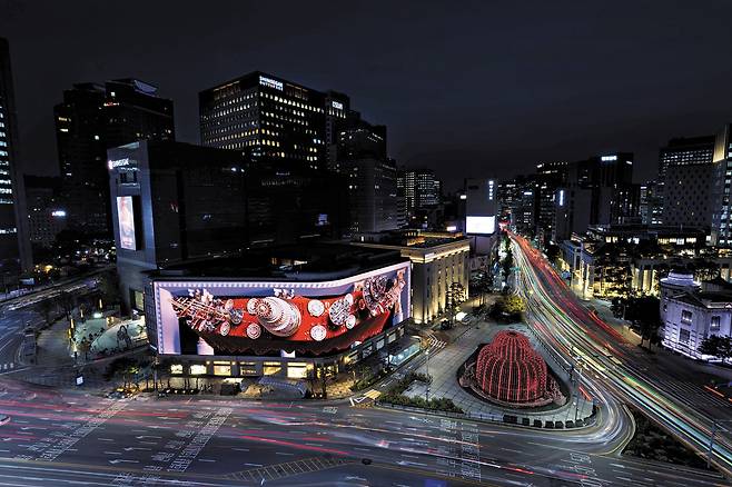 매년 연말 100만 관광객이 찾는 서울 중심의 랜드마크 신세계스퀘어. ‘시간을 잇는 마법의 세계’를 주제로 오후 5시부터 자정까지, 크리스마스 미디어 아트를 펼친다. /신세계 제공