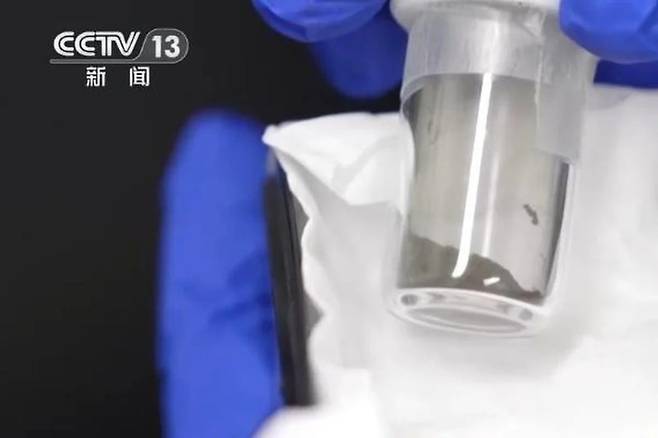 중국 연구진은 작년 '창어 6호'기 달 탐사에서 가져온 토양 샘플에서 아주 미세한 양의 적철광과 마그헤마이트를 확인했다고 밝혔다. /중국 관영 CCTV