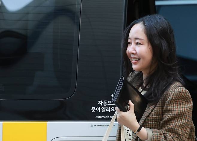 민희진 전 어도어 대표가 서울 서초구 중앙지방법원에서 열린 하이브와의 주식 매매대금 청구 및 주주 간 계약 해지 확인 소송에 증인으로 출석하고 있다./연합뉴스