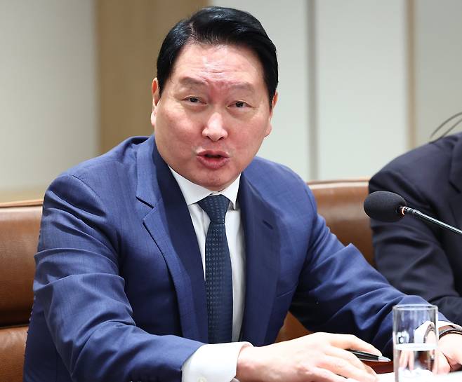 최태원 SK그룹 회장이 16일 용산 대통령실에서 열린 한미 관세협상 후속 민관 합동회의에서 발언하고 있다. /연합뉴스 제공