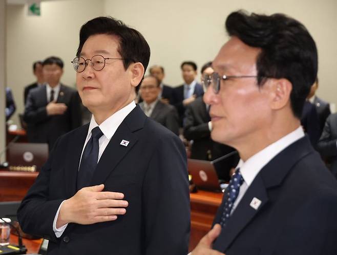 이재명 대통령이 지난 4일 용산 대통령실에서 열린 국무회의에서 국기에 경례하고 있다. 오른쪽은 김민석 국무총리. ⓒ연합뉴스