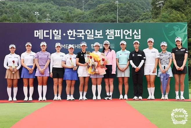 최혜용 은퇴식에 모인 메디힐 소속 선수들. ⓒ KLPGA