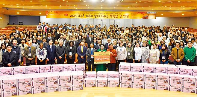 지난 1월 위러브유가 설을 맞아 전국 복지소외가정 1600세대에 식료품과 생필품 세트를 전했다. 24개국 다문화가족, 외국인 유학생 등을 초청해 위로와 온정도 나눴다. 국제위러브유운동본부 제공