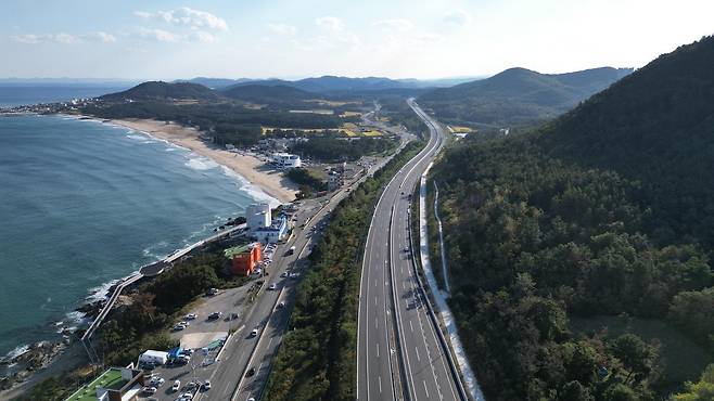 최근 드론을 이용해 경북 동해안 상공에서 촬영한 포항영덕고속도로. 포항시 제공