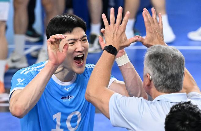 대한항공 주장 정지석(왼쪽)이 16일 현대캐피탈과의 천안 방문경기에서 헤난 달 조토 감독(브라질)과 하이파이브를 하고 있다. 정지석은 이날 양 팀 최다인 27점을 올리며 팀의 3-2 재역전승을 이끌었다. 한국배구연맹(KOVO) 제공