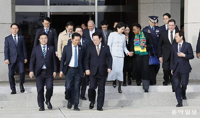 남아공 G20 정상회의 참석을 위해 출국하는 이재명 대통령과 김혜경 여사가 17일 성남 서울공항에서 환송나온 정청래 더불어민주당 대표 등과 공군 1호기로 향하고 있다. 성남=송은석 기자 silverstone@donga.com