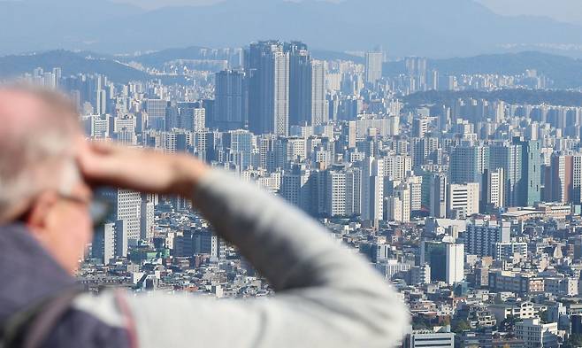 [서울=뉴시스] 3일 서울 남산타워에서 바라본 시내 아파트단지 모습.