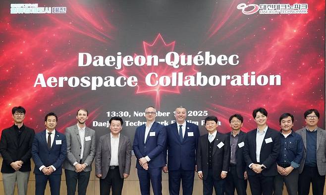 대전테크노파크와 우주산업 공동연구 및 기업 협력 방안 논의차 대전을 방문한 캐나다 퀘벡주 우주항공 대표단이 17일 대전테크노파크 어울림플라자에서 기념촬영을 하고 있다.