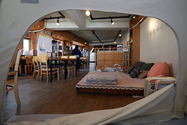 11일 오전 서울 동작구 ‘서울시립십대여성일시지원센터 나무’ 카페 내부 모습. 김혜윤 기자 unique@hani.co.kr