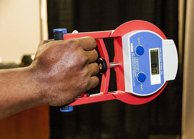 악력을 중년 이후의 장기적인 건강 위험을 예측할 수 있는 지표로 쓸 수 있다. 위키미디어 코먼스