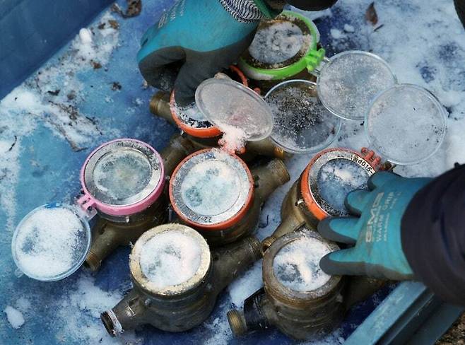 서울 종로구 중부수도관리소에 동파된 계량기들이 놓여 있다. 연합뉴스