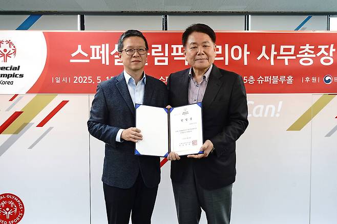 2025년 5월 스페셜올림픽코리아 사무총장으로 승진한 김아무개씨(왼쪽)와 정양석 회장. 스페셜올림픽코리아 제공