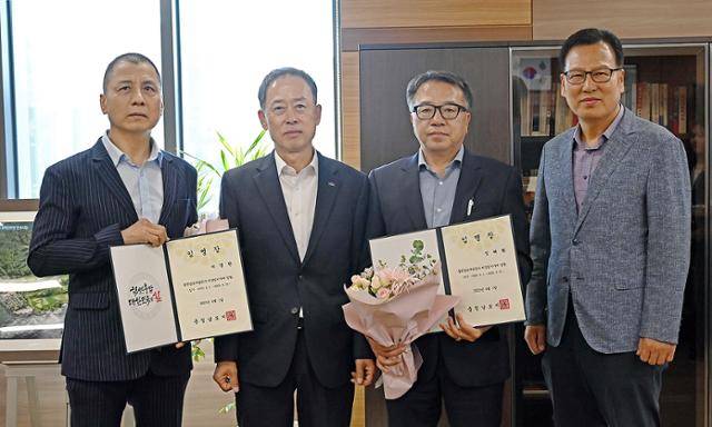 김병근 충남개발공사 사장(왼쪽 두 번째)이 공사 사장실에서 신임 비상임이사들에게 임명장을 전달하고 있다. 통합청사가 1년째 공실과 적자를 반복하는 가운데, 이사회가 제 역할을 하지 않았다는 비판이 제기되며 책임론이 커지고 있다. 충남개발공사 제공