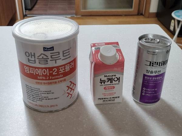 프로피온산혈증 환자 이재훈 씨(27)는 하루에 ‘앱솔루트 MPA2’ 분유 150g과 균형영양식 ‘뉴케어 케이디’ 2팩, 특수의료용도 식품 ‘그린비아’ 1캔씩을 먹어야 한다. / 사진 = 장혜윤 인턴기자