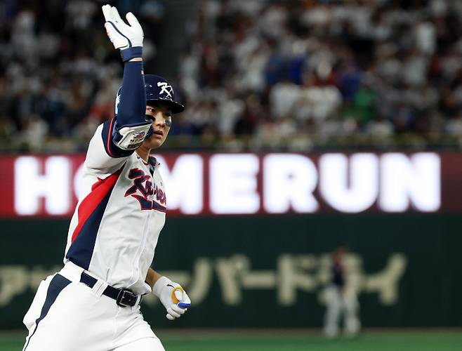 <yonhap photo-4797="">16일 일본 도쿄돔에서 열린 2025 K베이스볼 시리즈 대한민국과 일본의 평가전. 9회말 2사 주자없는 상황 김주원이 동점 솔로홈런을 쏘아올린 뒤 그라운드를 돌고 있다. 2025.11.16 [연합뉴스]</yonhap>