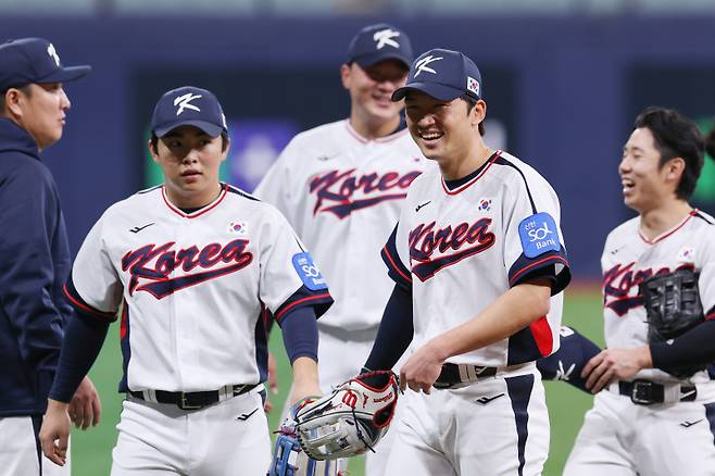 <yonhap photo-6032=""> 외야 수비 훈련한 대표팀 선수들 (서울=연합뉴스) 신현우 기자 = K-베이스볼 시리즈 한국과 체코의 국가대표 평가전을 하루 앞둔 7일 서울 고척스카이돔에서 한국 대표팀 주장 박해민, 문현빈 등 선수들이 외야 수비 훈련을 마치고 이동하고 있다. 2025.11.7 nowwego@yna.co.kr/2025-11-07 15:13:37/ <저작권자 ⓒ 1980-2025 ㈜연합뉴스. 무단 전재 재배포 금지, AI 학습 및 활용 금지></yonhap>