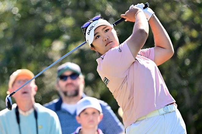 <yonhap photo-1409=""> BELLEAIR, FLORIDA - NOVEMBER 16: Haeran Ryu of South Korea plays her shot from the fifth tee during the final round of The ANNIKA driven by Gainbridge at Pelican 2025 at Pelican Golf Club on November 16, 2025 in Belleair, Florida. Julio Aguilar/Getty Images/AFP (Photo by Julio Aguilar / GETTY IMAGES NORTH AMERICA / Getty Images via AFP)/2025-11-17 04:32:22/ <저작권자 ⓒ 1980-2025 ㈜연합뉴스. 무단 전재 재배포 금지, AI 학습 및 활용 금지></yonhap>
