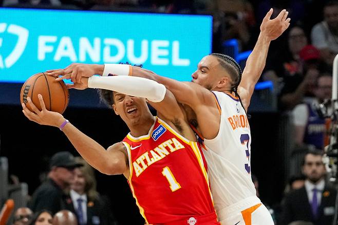 <yonhap photo-5789=""> Atlanta Hawks forward Jalen Johnson (1) tries to keep the ball away from Phoenix Suns forward Dillon Brooks (3) during the second half of an NBA basketball game in Phoenix, Sunday, Nov. 16, 2025. (AP Photo/Darryl Webb)/2025-11-17 13:26:55/ <저작권자 ⓒ 1980-2025 ㈜연합뉴스. 무단 전재 재배포 금지, AI 학습 및 활용 금지></yonhap>