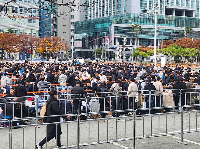 '지스타 2025'가 개막한 지난 13일 부산 벡스코 앞에서 대기 중인 관람객들. IS포토