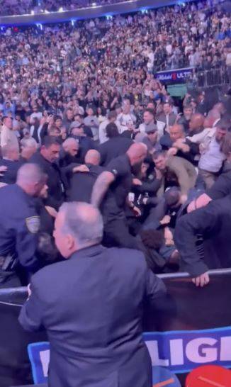 딜런 데니스의 UFC 322 난투극 장면. 사진=MMA 정키 X