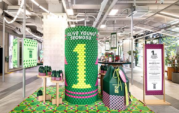 1주년 테마로 꾸며진 '올리브영N 성수' 내부 전경. [사진=CJ올리브영]
