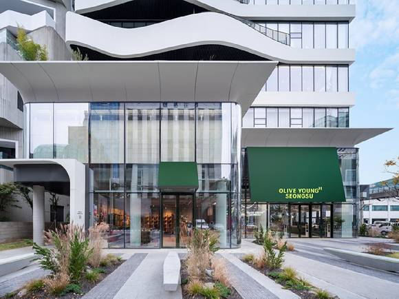 서울 성수동 '올리브영N 성수' 외부 전경. [사진=CJ올리브영]