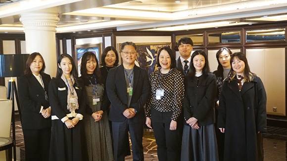 (왼쪽부터 시계 방향으로) 전원희 크루즈TMK 이사, 강현지 크루즈TMK 과장, 홍미애 크루즈TMK 과장, 이여주 크루즈TMK 부장, 이재명 크루즈TMK 대표, 홀리공(Holly Kong) 리젠트 세븐시즈 크루즈 세일즈이사, 김동진 크루즈TMK 차장, 권준영 크루즈TMK 대리, 윤지혜 크루즈TMK 차장, 윤지원 크루즈TMK 대리가 인천 프라이빗 쉽투어를 진행하고 기념촬영을 하고 있다. [사진=크루즈TMK]