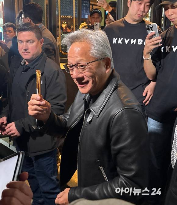 젠슨 황 엔비디아 CEO가 지난달 30일 강남 깐부치킨에 도착한 모습. [사진=권서아 기자 ]