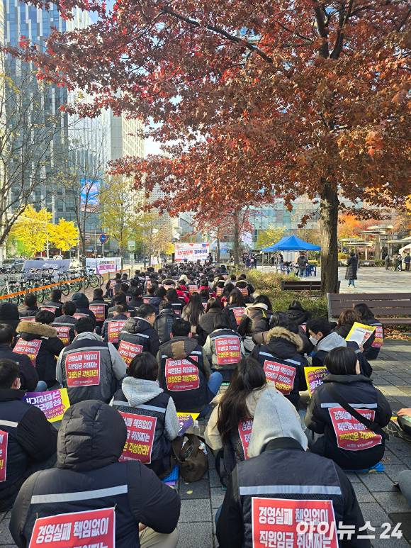 17일 오후 LG헬로비전 노동조합이 LG헬로비전 상암 본사 앞에 위치한 가온문화공원에서 총파업 결의대회인 2025 임단투 결의대회를 진행하고 있다. [사진=안세준 기자]