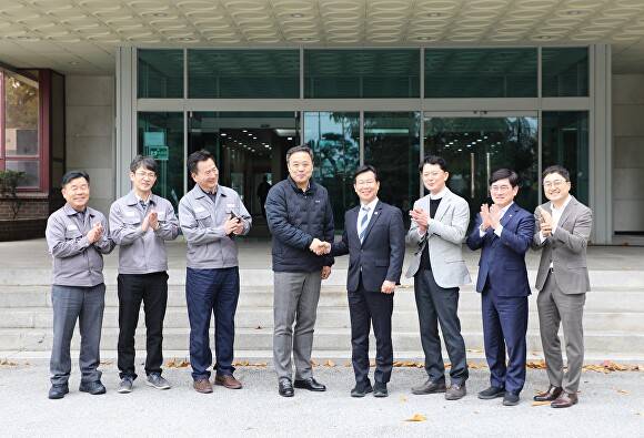 광주 광산구가 금호타이어 광주공장을 방문해 '생산 재개에 대한 환영 입장'을 전달한 후 기념촬영을 하고 있다. [사진=광주시 광산구]