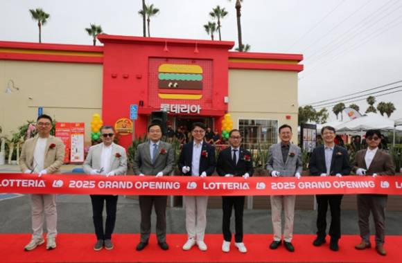 지난 8월 14일 미국 캘리포니아주 내 풀러튼 시티 내 롯데리아 1호점 오픈식에 LA 총영사관 조성호 부영사, 차우철 대표이사 및 프레드 정 풀러튼 시장, 신동권 사외이사 의장(좌측 세번째부터) 등 참석해 오픈 커팅식을 진행하고 있는 모습. [사진=롯데GRS]