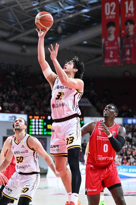 LG 칼 타마요(가운데)가 16일 정관장과의 원정경기에서 슛을 시도하고 있다. 그는 이날 승부처가 된 3쿼터에서 3점슛 3개를 터트리는 등 26점으로 활약해 4연승에 앞장섰다. [사진 KBL]