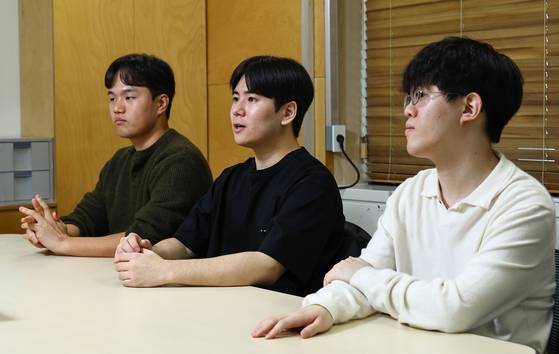 국가공무원 5급 공개경쟁채용시험(행정고시)에서 사상 처음으로 전자 직류로 선발된 이른바 ‘반도체 사무관’ 합격자들이 5일 서울 종로구 정부서울청사에서 중앙일보와 인터뷰를 하고 있다. 오른쪽부터 고려대 생명공학부 20학번 김동직(24)씨, 부산대 전기전자공학부 19학번 김우상(25)씨, 한양대 융합전자공학부 20학번 이민석(25)씨. 김종호 기자