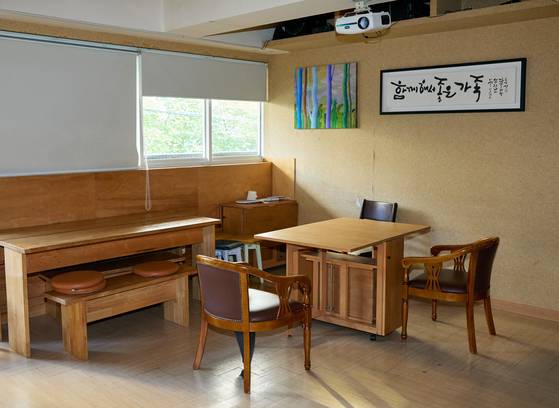 입주민들이 같이 쓰는 공간 벽에 걸린 ‘함께해서 좋은 가족’이라는 말이 눈에 띈다.