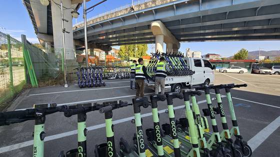 지난 11일 오전 충남 천안시 견인차량보관소 내 '전동킥보드 견인보관소'에서 직원들이 견인해온 킥보드를 내리고 있다. 신진호 기자