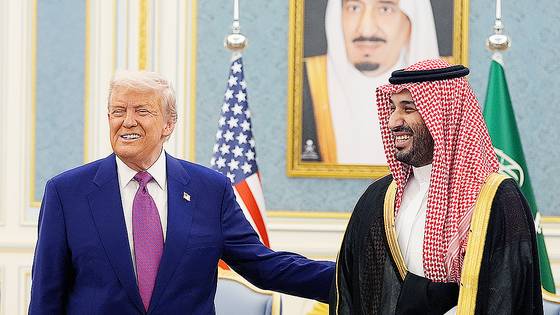 지난 5월 13일(현지시간) 사우디아라비아를 방문한 도널드 트럼프 미국 대통령이 수도 리야드의 왕궁에서 사우디의 실질적 통치자인 무함마드 빈살만 왕세자를 만나며 인사하고 있다. AP=연합뉴스