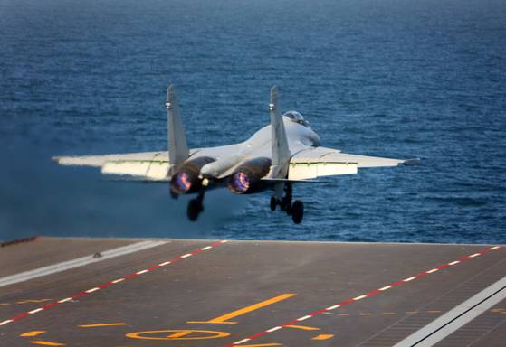 중국이 자체 제작한 3호 항공모함 푸젠함에서 전자식 사출장치를 이용해 젠15T 주력 함재기가 이함하고 있다. [신화통신=연합뉴스]