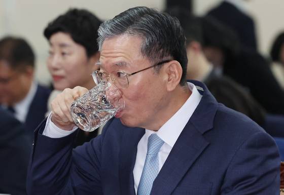 정성호 법무부 장관이 17일 경기도 과천시 정부과천청사에서 열린 2025년 전국보호기관장 회의에서 물을 마시고 있다. 뉴스1