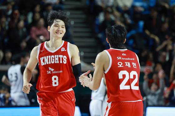 KT전 승리를 이끈 SK 에이스 안영준(왼쪽). 연합뉴스
