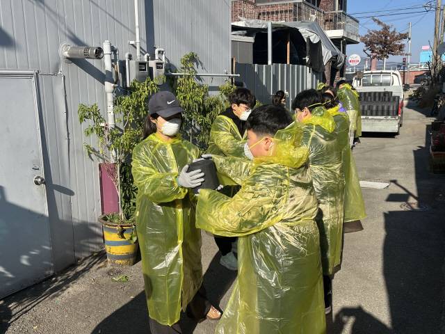 ▲ 15일 춘천 근화동의 한 주택가에서 춘천YMCA와 근화초, 부안초 학생 30여명이 연탄배달 봉사를 하고 있다. 최수현 기자