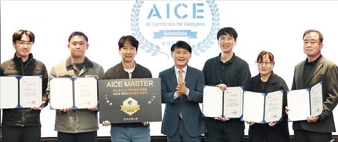 한국경제신문사가 양성한 제1기 에이스 마스터들이 지난 13일 인증서 수여식에서 박수진 한경 경제교육연구소장(가운데)과 기념촬영하고 있다.  /이솔 기자