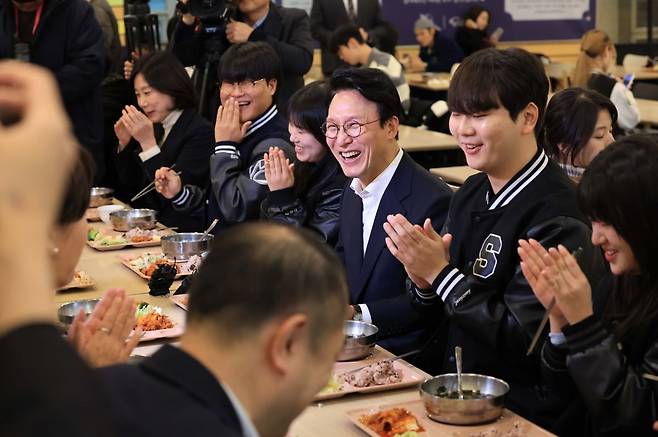 김민석 국무총리가 17일 오전 서울 종로구 성균관대학교 은행골식당에서 학생들과 함께 '천원의 아침밥' 식사를 하며 이야기를 나누고 있다.  / 사진=뉴스1