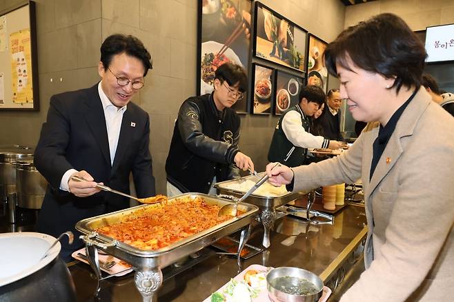 김민석 국무총리가 17일 '천원의 아침밥'을 제공하는 서울 종로구 성균관대학교 은행골식당을 찾아 음식을 담고 있다. / 사진=연합뉴스