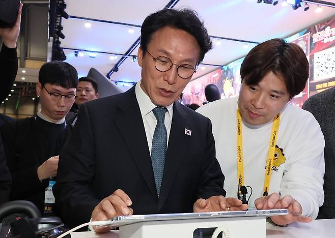 김민석 국무총리가 지난 15일 부산 해운대구 벡스코에서 열린 국제게임전시회 지스타 2025의 넷마블 부스를 찾아 게임을 체험하고 있다. 사진=연합뉴스