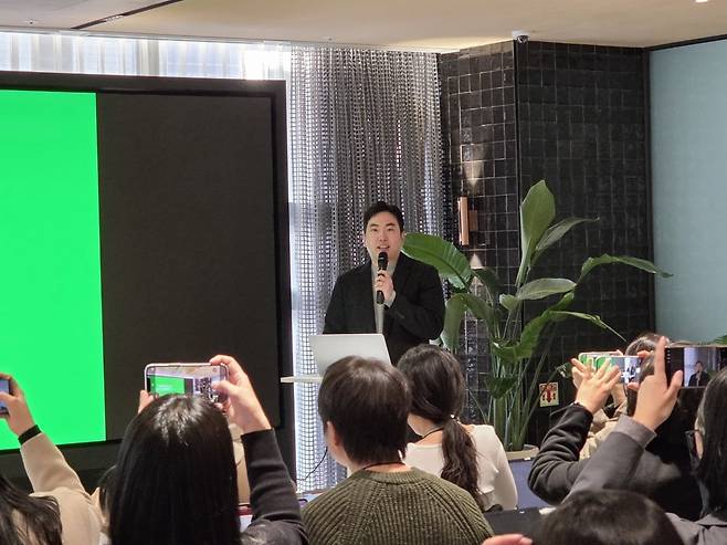 17일 서울 성수동 '올리브영N성수점'에서 진행된 기자간담회에서 유영환 올리브영 데이터인텔리전스 팀장이 매장 성과에 대해 발표하고 있다./사진=박수림 기자