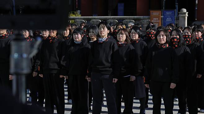 114명의 시민들이 참여한 ‘여성살해 규탄 퍼포먼스-114번의 신고 114번의 실패’ 퍼포먼스가 13일 서울 종로구 보신각 앞에서 열리고 있다. 정효진 기자