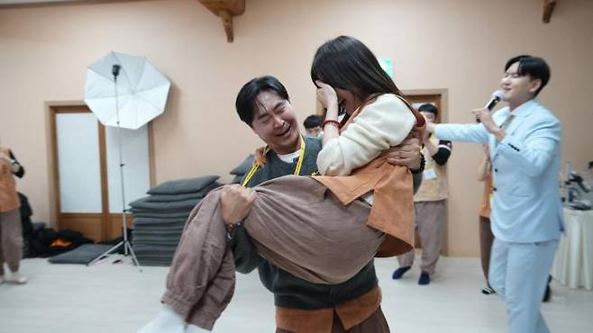 Participants of “I Go to the Temple” enjoy a group recreation activity. / Courtesy of the Jogye Order Social Welfare Foundation