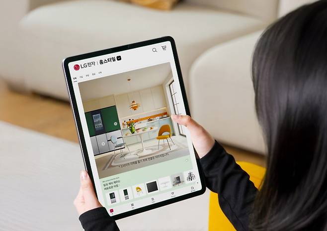 LG전자는 17일 온라인숍에서 가전과 어울리는 리빙 제품과 인테리어를 제안하는 ‘홈스타일’ 서비스를 새롭게 선보였다.  LG전자 제공