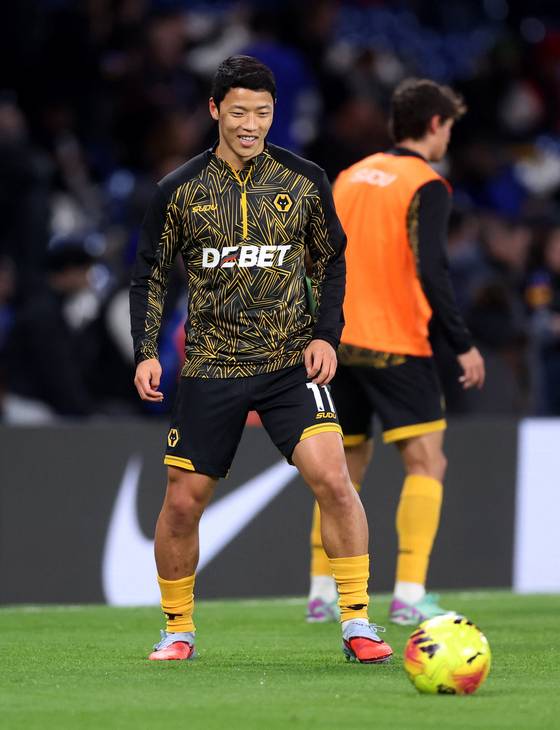 Wolverhampton Wanderers' Hwang Hee-chan warms up before a match agaionst Chelsea at Stanford Bridge in London on Nov. 8.  [REUTERS/YONHAP]